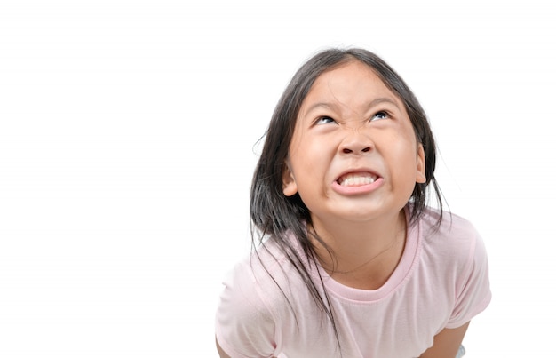 Menina que aprecia fazendo um conceito insolente da cara