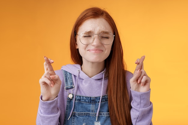 Menina quer receber bolsa de estudos resposta positiva universidade fecha os olhos franzindo os lábios nervosamente implorando senhor ajuda cruzar os dedos boa sorte suplicando ansiosamente tornar o sonho realidade, desejando o bem.