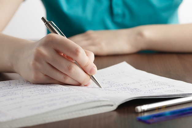 Menina, resolvendo um problema de matemática