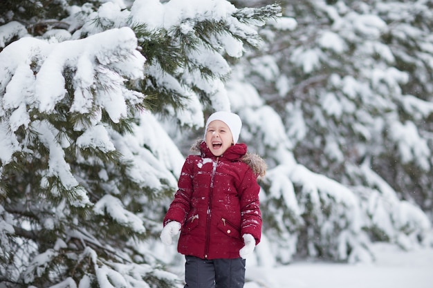 menina rindo na floresta de inverno