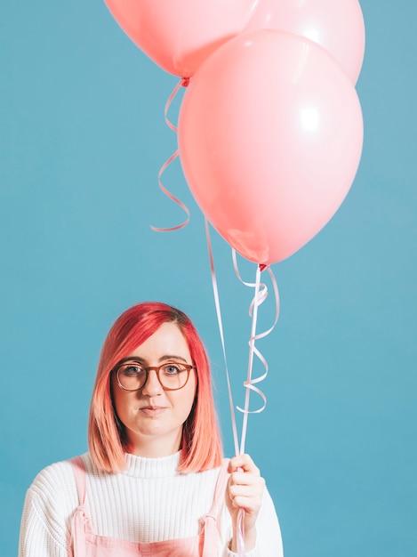 Menina rosa com balões