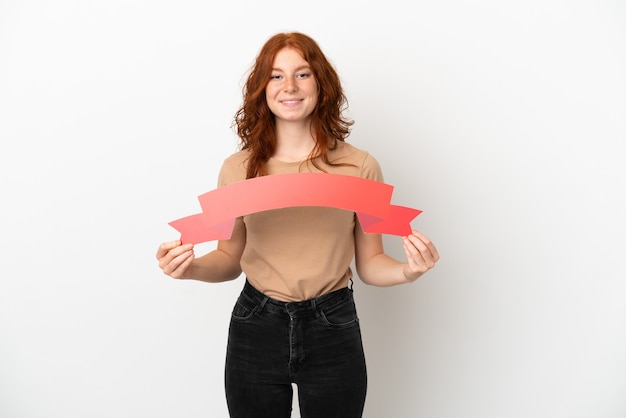 Foto menina ruiva adolescente isolada no fundo branco segurando um cartaz vazio