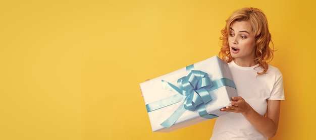 Menina ruiva curiosa com caixa de presente feliz aniversário Mulher de beleza banner de retrato de rosto isolado com espaço de cópia simulado