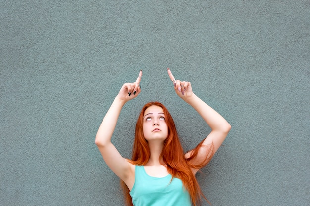 Menina ruiva elegante