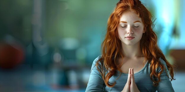 Foto menina ruiva em mudra de lótus posa profundamente em meditação durante a prática de ioga concept yoga meditação redhead lotus mudra mindfulness