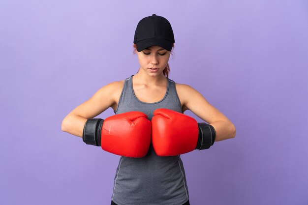 Menina russa adolescente em roxo com luvas de boxe