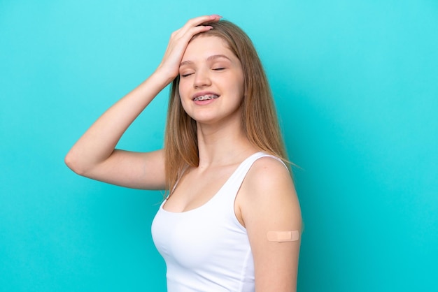 Menina russa adolescente usando band-aids isolado em fundo azul percebeu algo e pretende a solução