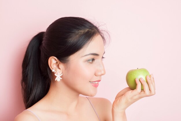 Menina saudável, comer, maçã verde