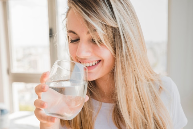 Foto menina saudável, copo bebida água