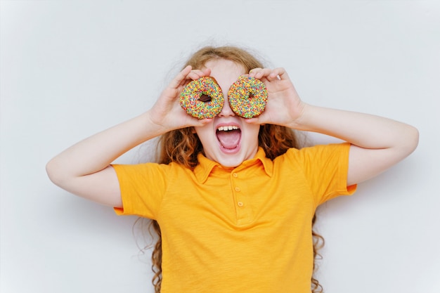 Menina se divertindo com os olhos donuts.