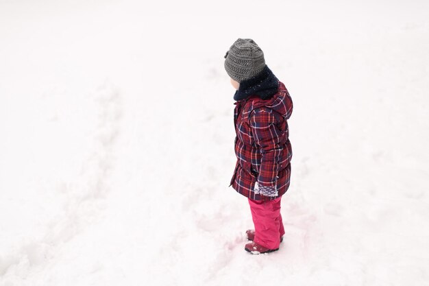 Foto menina se divertindo na neve