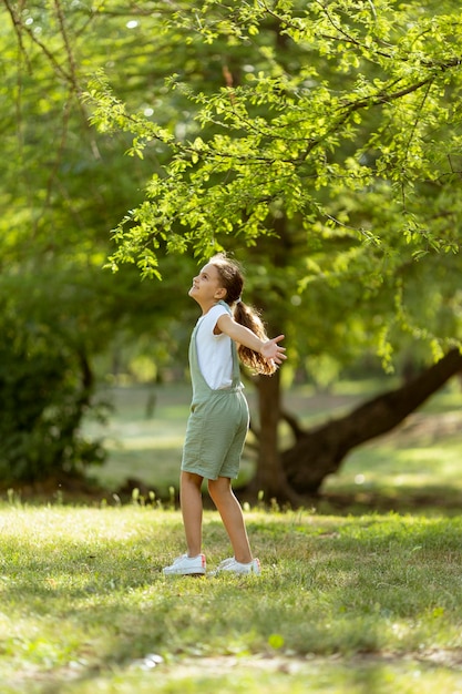 Menina se divertindo no parque