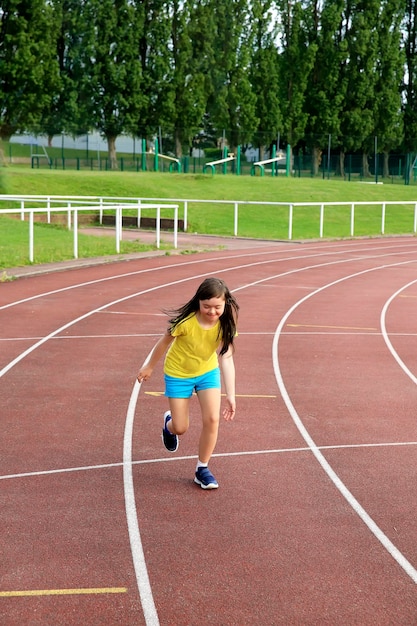 Menina se divertir no estádio