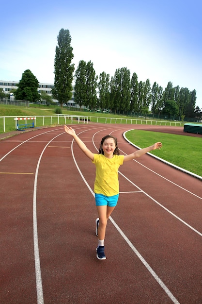 Menina se divertir no estádio