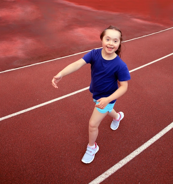 Menina se divertir no estádio