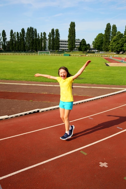 Menina se divertir no estádio