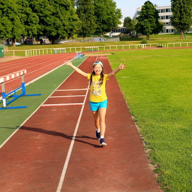 Menina se divertir no estádio