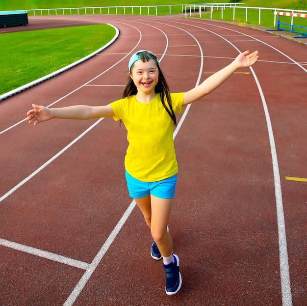 Menina se divertir no estádio