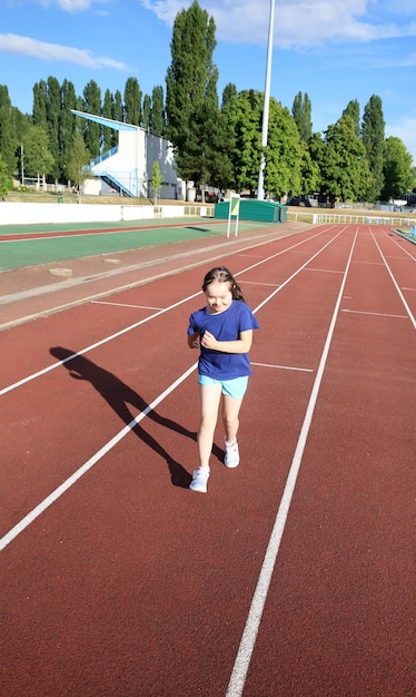 Menina se divertir no estádio