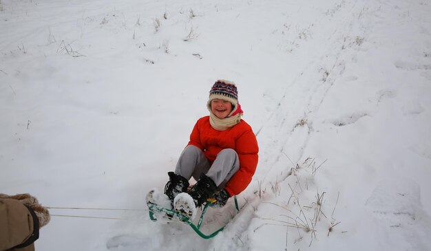 Menina se divertir no inverno com trenó