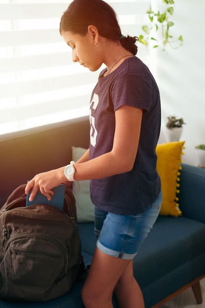 Menina se preparando para a escola