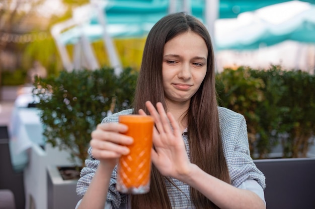 menina se recusa a beber cenoura fresca