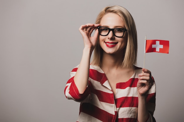 Menina segura a bandeira da Suíça