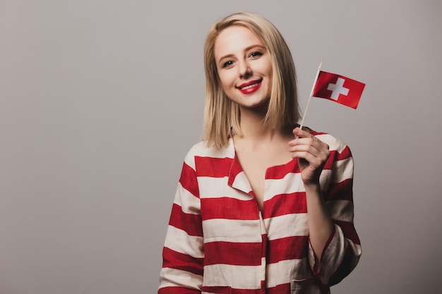 Menina segura a bandeira da Suíça
