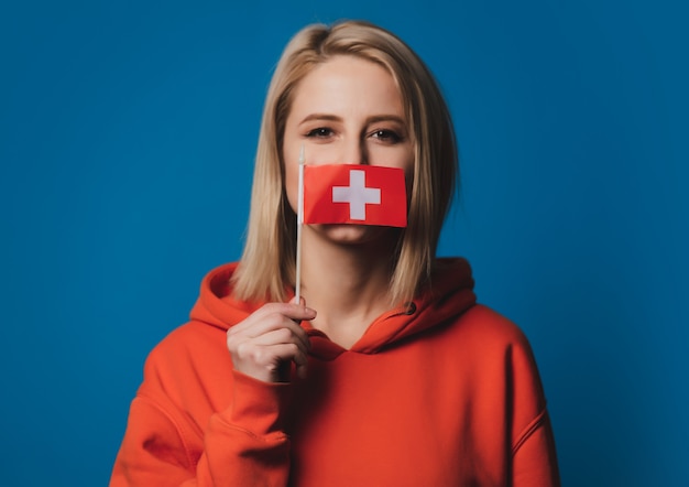 Menina segura a bandeira da Suíça