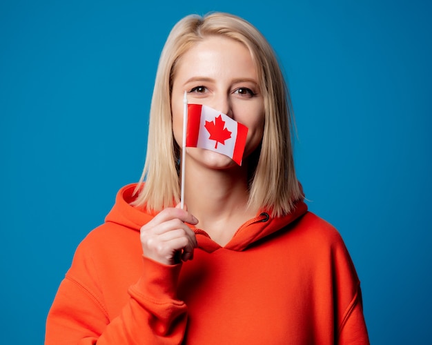 Foto menina segura a bandeira do canadá