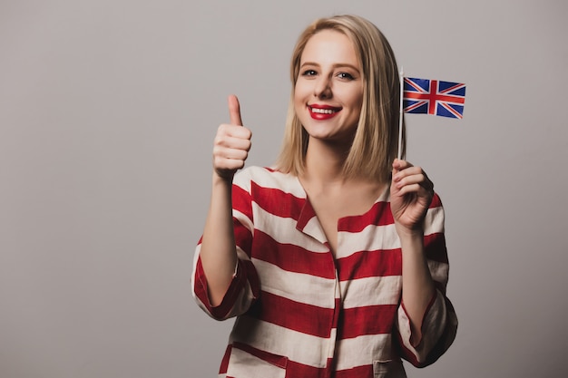 Foto menina segura bandeira britânica