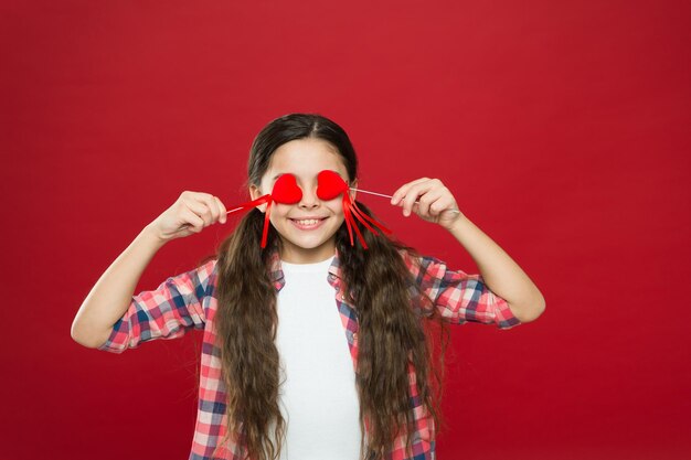 Menina segura coração símbolo amor Comemore o dia dos namorados Apaixone-se Amor e conceito de sentimentos românticos Atributo de coração vermelho dos namorados Presente ou presente de coração Saudação de coração sincero