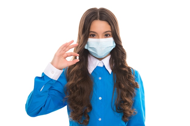 Foto menina segura vitaminas ou comprimidos de drogas contra a febre, usando máscara médica protetora isolada no branco, cobiçado 19.