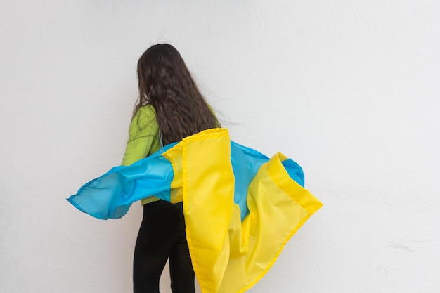 Menina segurando a bandeira da Ucrânia