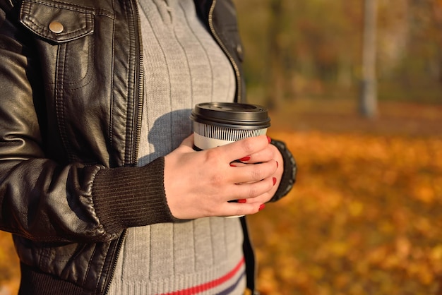 Menina segurando a xícara de café