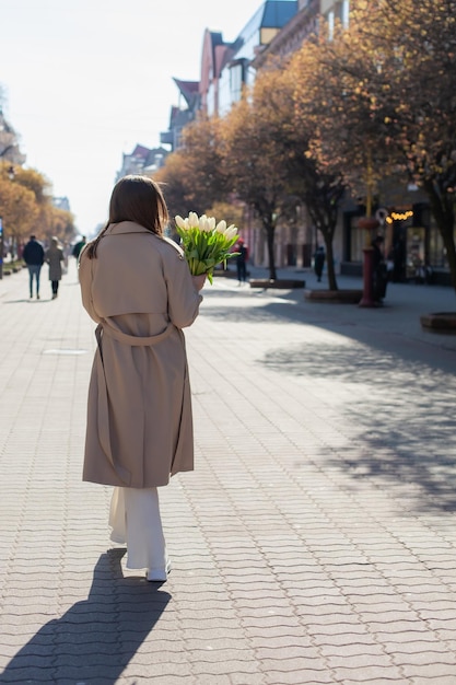 Menina segurando buquê de tulipas