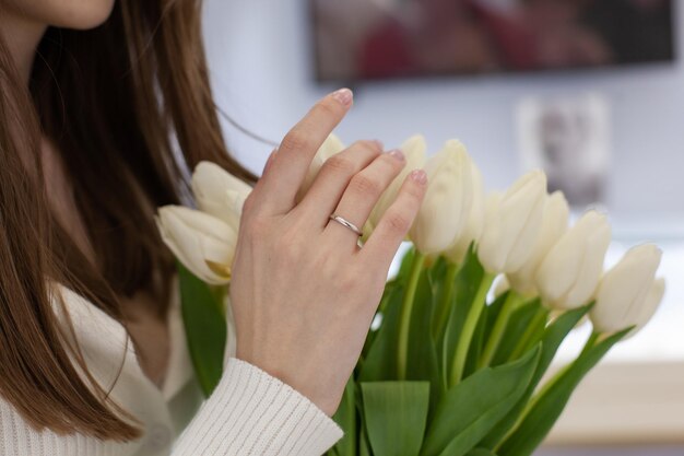 Menina segurando buquê de tulipas