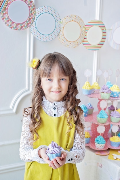 Menina, segurando, cupcakes