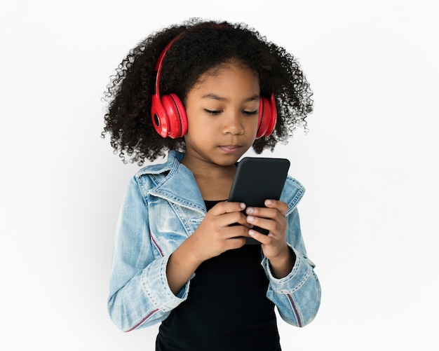 Menina segurando fones de ouvido do telefone