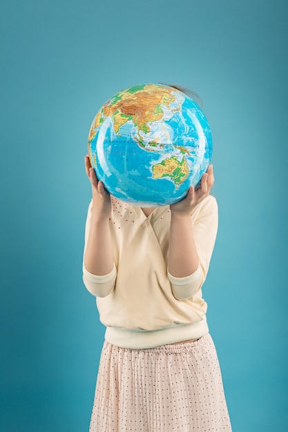 Foto menina, segurando, globo mundo