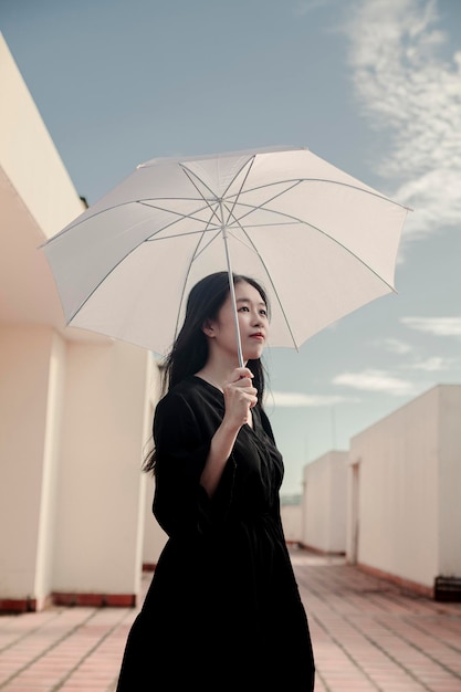 Menina segurando guarda-chuva lunar