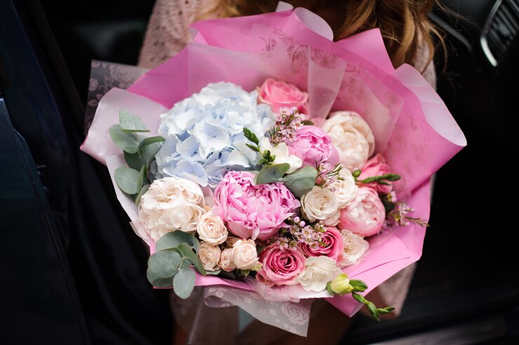 Foto menina segurando o buquê de hortênsias rosa, champanhe e azul
