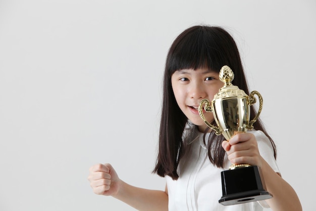 menina segurando o troféu