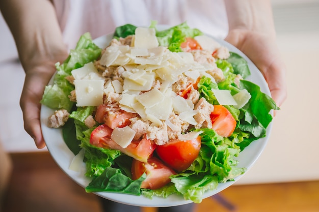 Foto menina, segurando, salada saudável, pronto comer