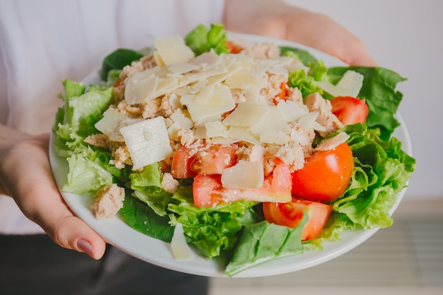 Foto menina, segurando, salada saudável, pronto comer