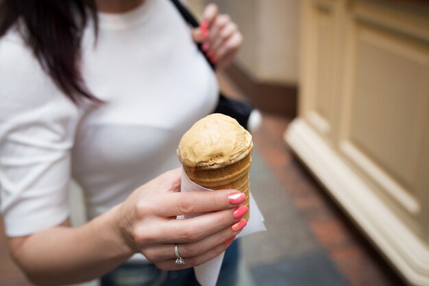 Menina segurando sorvete saboroso closeup na mão