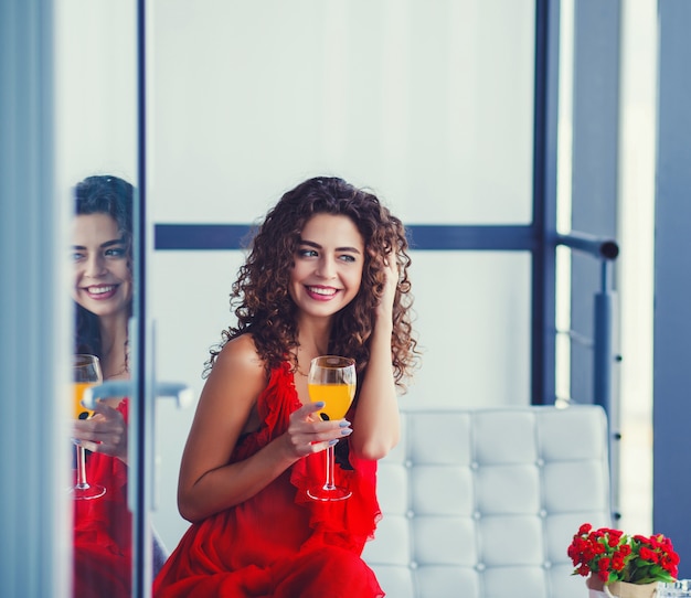 Menina, segurando, suco laranja