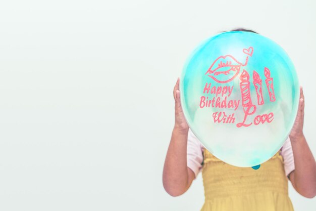 Foto menina segurando um balão contra um fundo branco