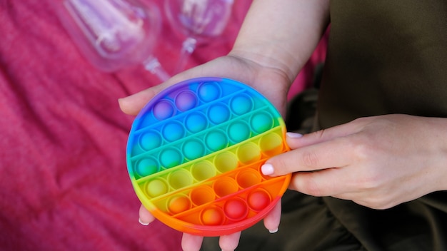 Menina segurando um brinquedo pop