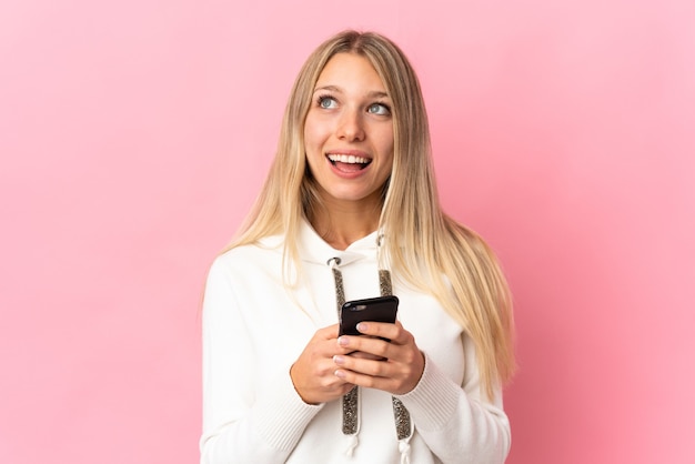 Menina segurando um celular